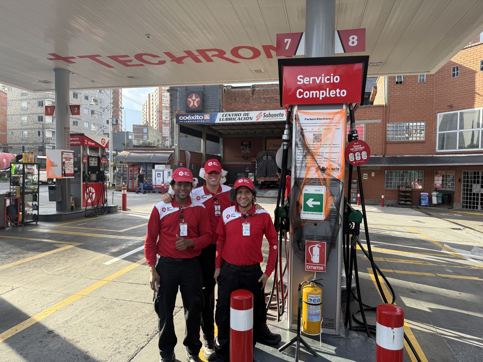 Equipo de Estación Texaco Sabaneta en la isla de Servicio Completo