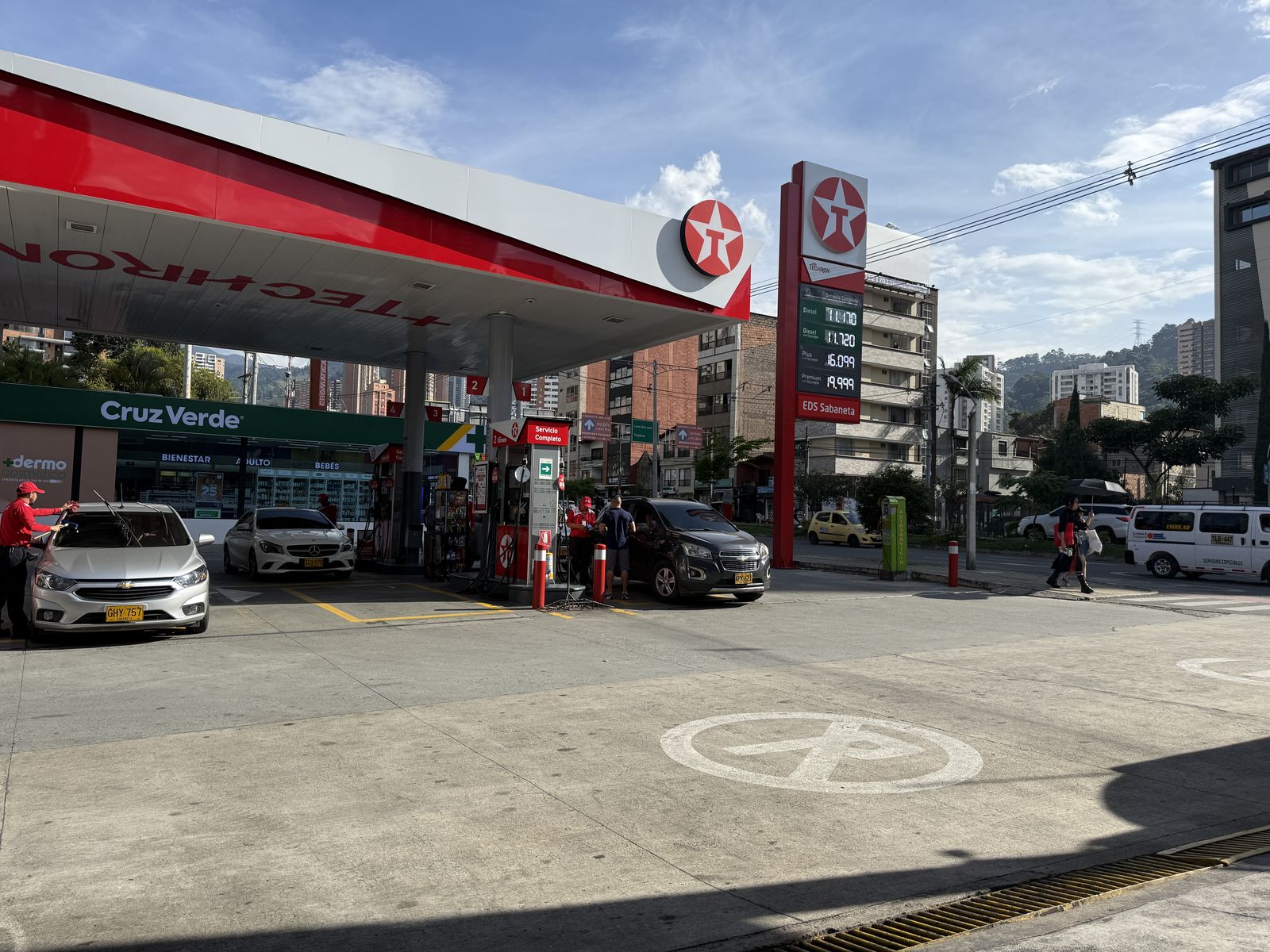 Fachada de Estación Texaco Sabaneta, con techo de marca Texaco y aviso Con Techron