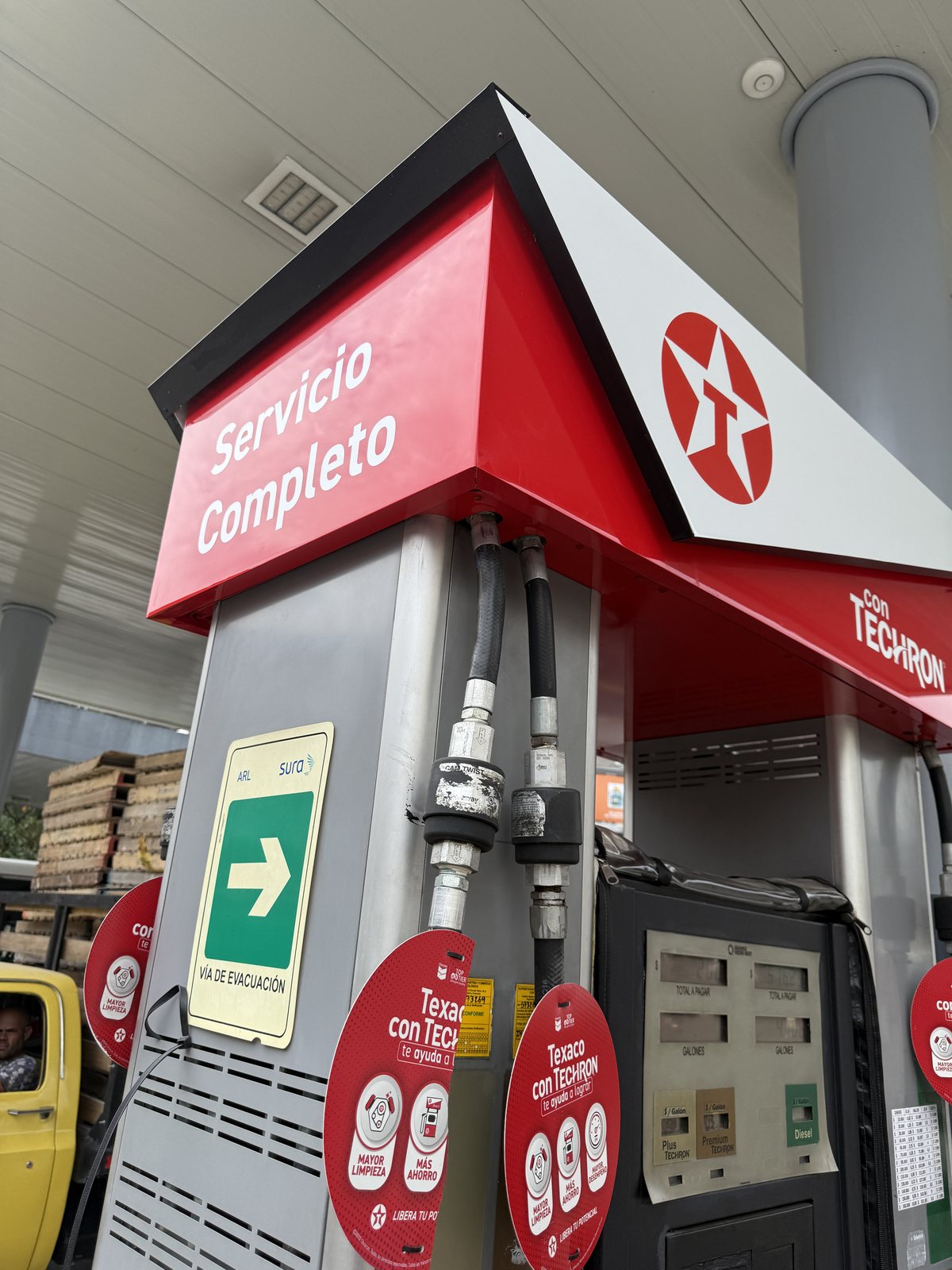 Isla de servicio completo de Estación Texaco Sabaneta, con techo de marca Texaco y aviso Con Techron