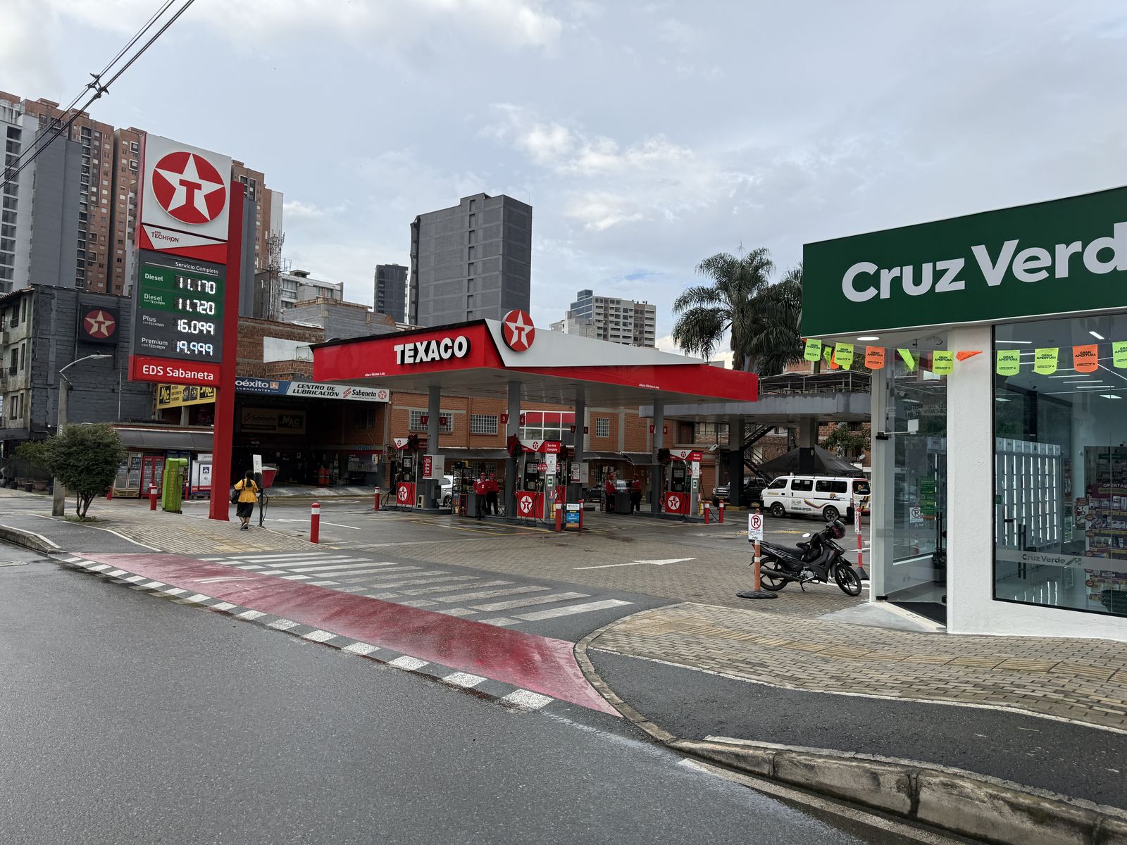 Vista de EDS Sabaneta desde la calle, estación de servicio Texaco